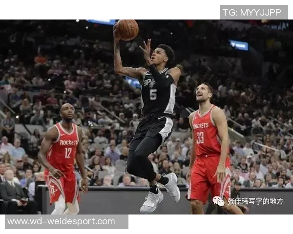 张佳玮解析马刺战术文班拿防守篮板后迅速推进全队快攻策略